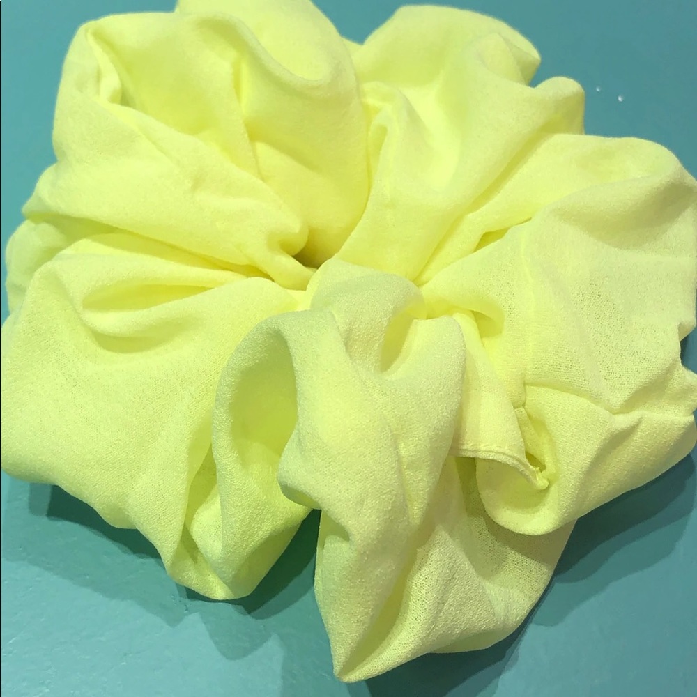NWOT Park And Buzz Brighter Days Scrunchie